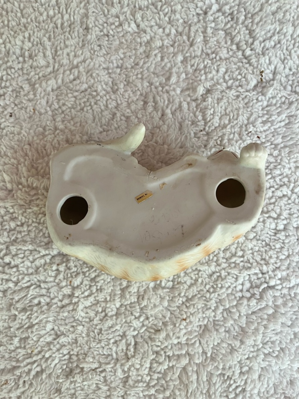 Vintage Tabby Cat Resting & Watching Shelf Sitter Ceramic Figurine Yellow Eyes - Picture 4 of 7